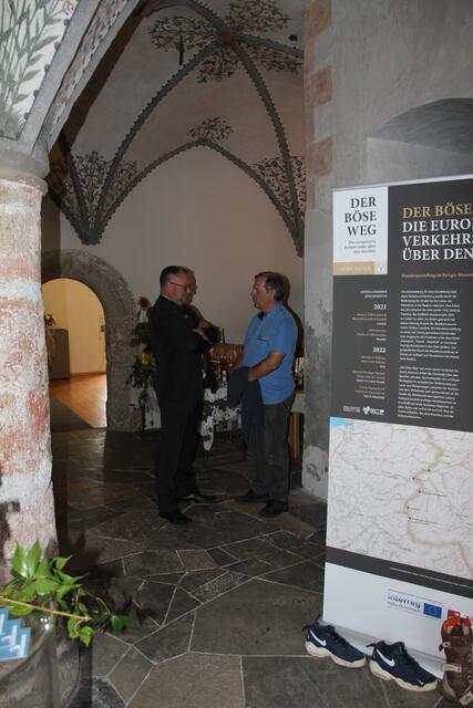 Alt-Bürgermeister Elmar Handle (li) und Ortschronist John Koolen (re). | Foto: Wolfgang Mader