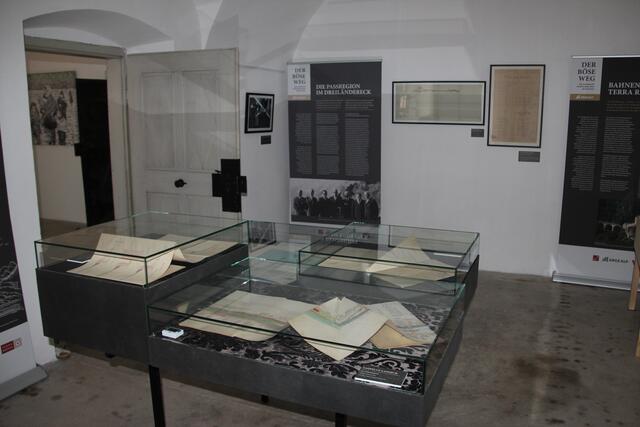 Bahnbau-Pläne 1891-1918, Abbildung der Gründungsmitgleider der ARGE ALP (auf Roll-up im Hintergrund links). | Foto: Wolfgang Mader