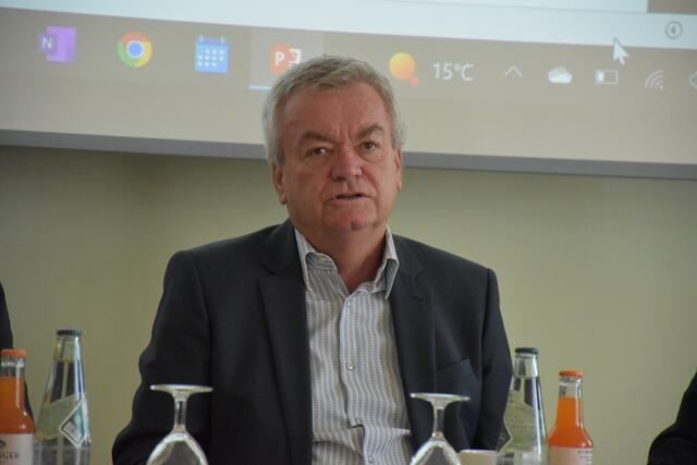 Verkehrslandesrat Anton Lang setzt auf den Ausbau des öffentlichen Verkehrs und spricht sich für ampelgeregelte Kreisverkehre aus. | Foto: Waltraud Fischer