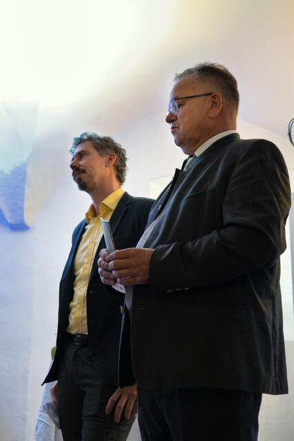 Sascha Pedrazzoli, Obmann des Kulturvereins SigmundsRied und Elmar Handle, Alt-Bürgermeister von Ried i.O. | Foto: Miriam Pedrazzoli