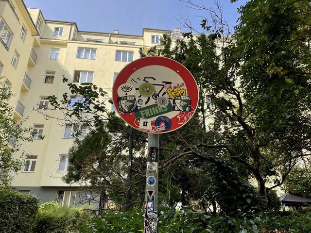 Zugestickert: Die Verbotsschilder sind kaum zu erkennen. | Foto: pez