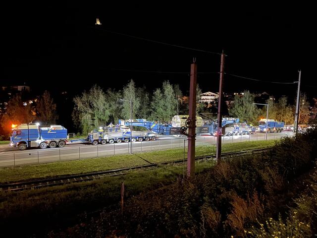 Kurzer Stopp: Die Durchfahrt eines Railjets musste abgewartet werden. | Foto: Othmar Kolp