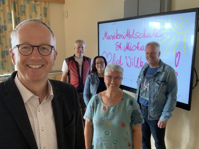 Bürgermeister Manfred Sampl (ÖVP-Landtagsabgeordneter, li.) machte hier ein Selfie. Hinter ihm zu sehen, v. li.: Schulwart Robert Lankmaier, Klassenleiterin Sigrid Holzer, Direktorin Andrea Schlick und Amtsleiter Erich Sampl. | Foto: Manfred Sampl