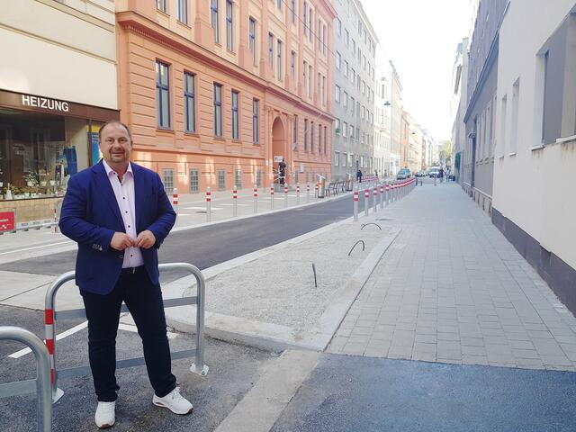 In der Novaragasse machte sich Bezirksvorsteher Alexander Nikolai (SPÖ) ein Bild von der Umgestaltung des Schulvorplatzes.. | Foto: BV2