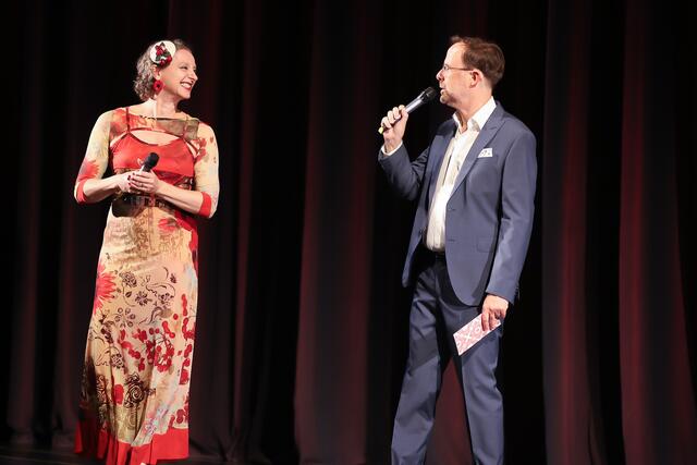 Ballettdirektorin Beate Vollack und Chefdramaturg und Moderator der Bühnenshow, Jörg Rieker. | Foto: Oliver Wolf