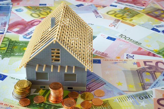 Ein 28-jähriger Innviertler ersparte sich beim Hausbauen dank Hilfe der
Arbeiterkammer 11.200 Euro. | Foto: PantherMedia/TKphotography