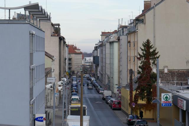 Die Hauffgasse ist geprägt von viel Verkehrslärm und Beton. Die Grünen Simmering und zwei Anrainerinnen wollen diesen Umstand ändern. | Foto: A. Fritsch