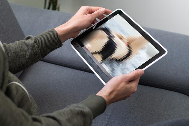 Fängt der vermeintliche Flirt aus dem Web an, sich auszuziehen, sollten User hellhörig werden. | Foto: Adobestock.com