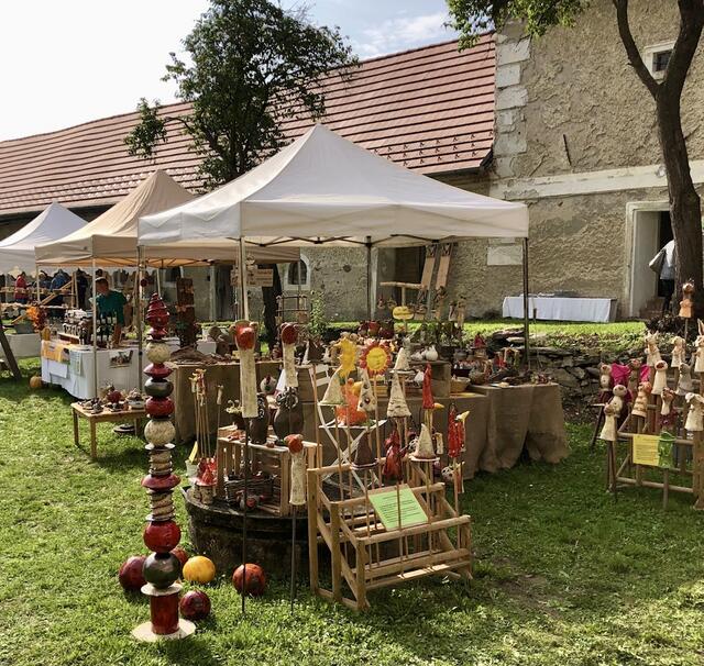 "Feinkost für alle Sinne" Kunsthandwerk und Bauernmarkt im Pfarrhof