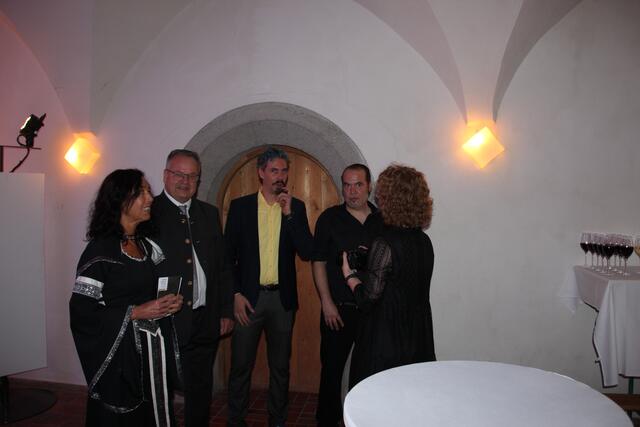 Kuratorin Sylvia Mader, Alt-Bgm. Elmar Handle, Obmann Sascha Pedrazolli, Künstler Christoph Mathoy, Schriftführerin Miriam Pedrazolli (v.l.). | Foto: Wolfgang Mader