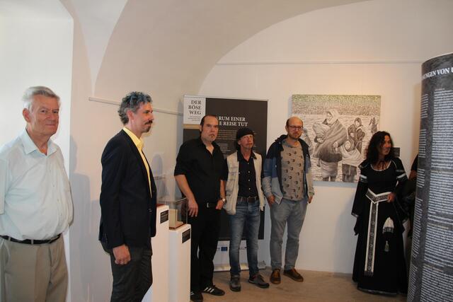 Alt-Bgm. Schwienbacher, Obmann Sascha Pedrazolli, Künstler Christoph Mathoy und Erich Horvath, Dr. Robert Stefan, Kuratorin Sylvia Mader und Günter Patscheider (v.l.).
 | Foto: Wolfgang Mader