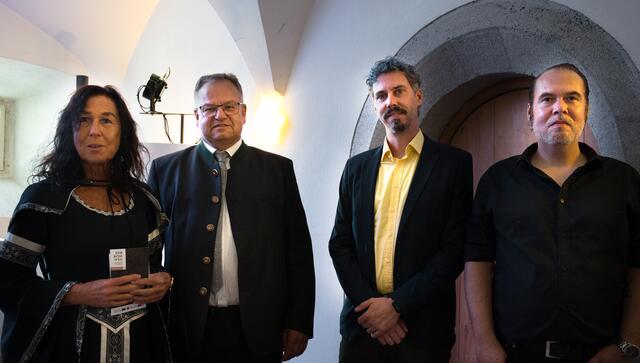 Sylvia Mader: Informationen zur Ausstellung; Alt-Bgm. Elmar Handle: Eröffnungsrede; Sascha Pedrazzoli, Christoph Mathoy (v.l.). | Foto: Miriam Pedrazzoli