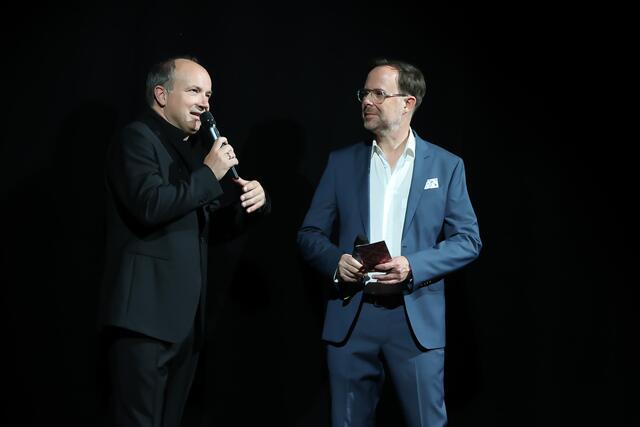 Chefdirigent Roland Kluttig mit dem Chefdramaturgen und Moderator der Bühnenshow Jörg Rieker. | Foto: Oliver Wolf