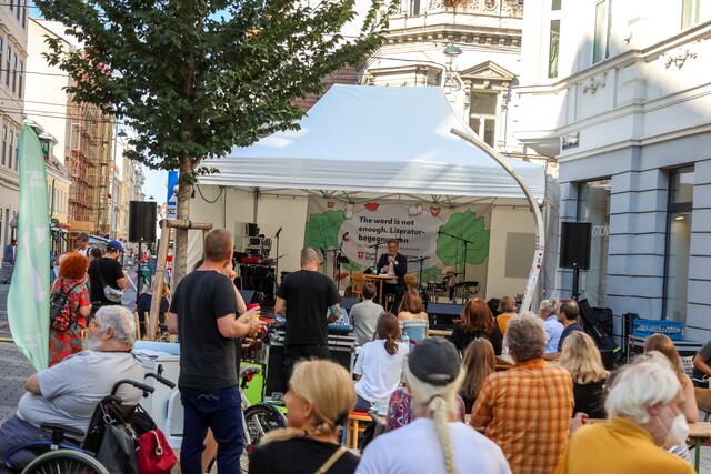 17 Stationen warten bei der "Literaturmeile Zieglergasse" auf die Besucherinnen und Besucher. | Foto: Fürthner