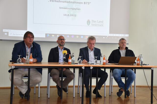 V.l.: NAbg. Josef Muchitsch. Bgm. Michael Schumacher., LH-Stv. Anton Lang und Wolfgang Fehleisen, Leiter der Baubezirksleitung Leibnitz | Foto: Waltraud Fischer