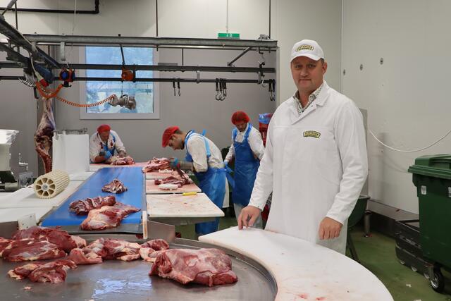 Biometzgerei-GF Anton Juffinger wurde kürzlich mit dem Tiroler Regionalitätspreis 2022 ausgezeichnet. | Foto: Christoph Klausner