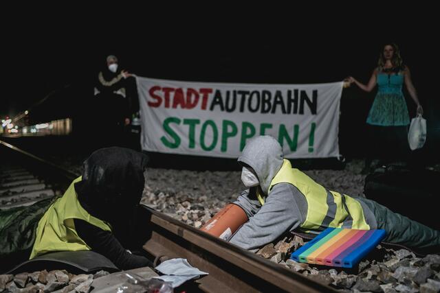 Bei der Aktion von "LobauBleibt" haben sich Protestierende an Gleise gekettet.  | Foto: flickr/system change not climate change