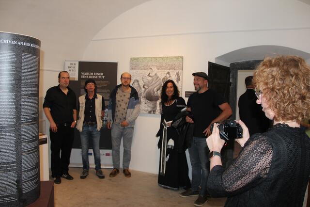 Künstlerin Silvia Bitschnau, Innsbruck; (ganz rechts) Helene Dietl-Laganda, Südtirol; im Hintergrund das dreiteilige Bild „Mit Titel (Der böse Weg“) von Peter Assmann | Foto: Wolfgang Mader