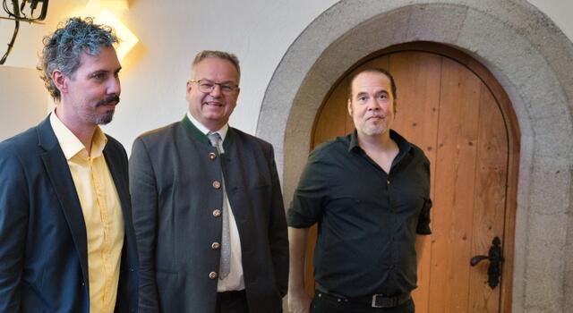 Sascha Pedrazzoli, Obmann des Kulturvereins SigmundsRied; Elmar Handle, Alt-Bürgermeister von Ried i.O.; Christoph Mathoy, Künstler und Ausstellungsleiter in SigmundsRied | Foto: Miriam Pedrazzoli