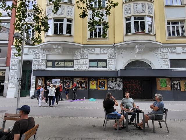 Im Gegensatz zum restlichen Cissy-Kraner-Platz ist das ehemalige Theater vernachlässigt und desolat.  | Foto: Salme Taha Ali Mohamed