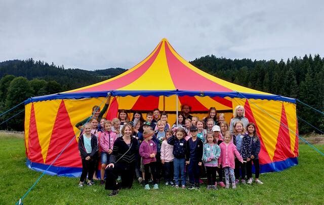 Die erste Aufführung in Pabneukirchen: Zirkushof - kulturelle Bildung am Bauernhof. Sophia-Marie Luftensteiner, links erste Reihe. 
 | Foto: privat