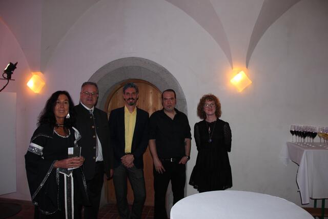 Kuratorin Sylvia Mader, Alt-Bgm. Elmar Handle, Obmann Sascha Pedrazolli, Künstler Christoph Mathoy und Schriftführerin Miriam Pedrazolli (v.l.). | Foto: Wolfgang Mader