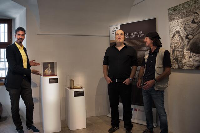 Sascha Pedrazzoli, Obmann des Kulturvereins SigmundsRied; 2 von 3 in der Ausstellung vertretenen Künstlern: Christoph Mathoy, Erich Horvath (im Hintergrund das Gemälde von Horvath). | Foto: Miriam Pedrazzoli