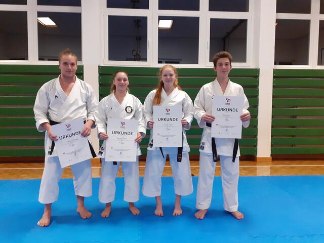 Prüflinge zum Schwarzgurt Tobias Stockinger, Melanie Trejo, Elena Eidler und Philipp Holy | Foto: Frieways-Karateclub
