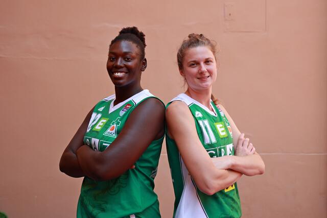 Emilia Ferreira (l.) mit ihrer neuen Teamkollegin Camilla Neumann (r.).  | Foto: Bernd Kohlmaier