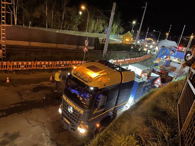 Bei der Bahnüberführung in die Äußere Malserstraße brauchten die Fahrer viel Fingerspitzengefühl. | Foto: Othmar Kolp