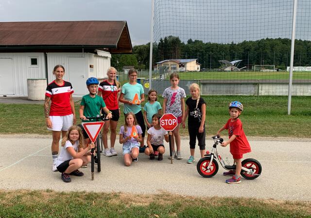 Beim Radfahrkurs in Olbendorf lernten die Kinder, wie man sich auf dem Rad möglichst sicher durch den Straßenverkehr bewegt. | Foto: Gemeinde Olbendorf