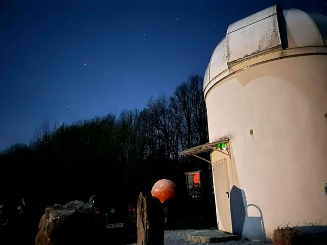 Die Sternwarte mit dem Sonnenmodell des Planetenwanderwegs | Foto: Günter Kleinschuster 