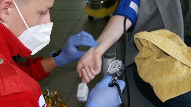 Bei der praktischen Rettungssanitäterprüfung werden verschiedene Szenarien dargestellt, die im Team bewältigt werden müssen. | Foto: Foto: ÖRK/Fuchs