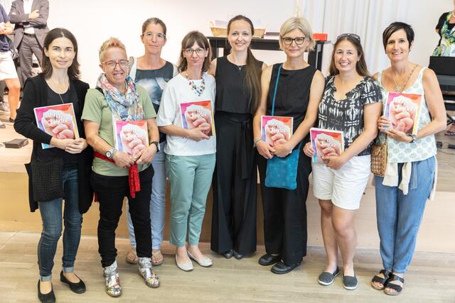 Viele Besucherinnen sicherten sich ein signiertes Exemplar.  | Foto: myno photography