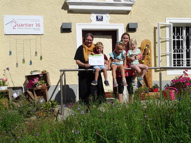 Das Kindergartenteam spendete an das Quartier 16.  | Foto: Franziskanerinnen von Vöcklabruck