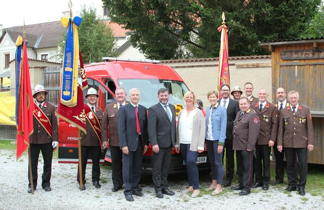 LM Emanuel Huber, EOBI Gerhard Haselmayr, OBR Ewald Edelmaier, BGM Gerhard Wandl, LA Josef Edlinger, VzBGM Manuela Dornhackl, Mag.a Barbara Salzer, Fahrzeugpate Christoph Traxler, LM Johannes Klafl, BR Engelbert Mistelbauer, ABI Ing. Michael Kreutzer, OBI Martin Goldnagl, BR Ernst Feichtinger, HBI Christian Radinger | Foto: privat