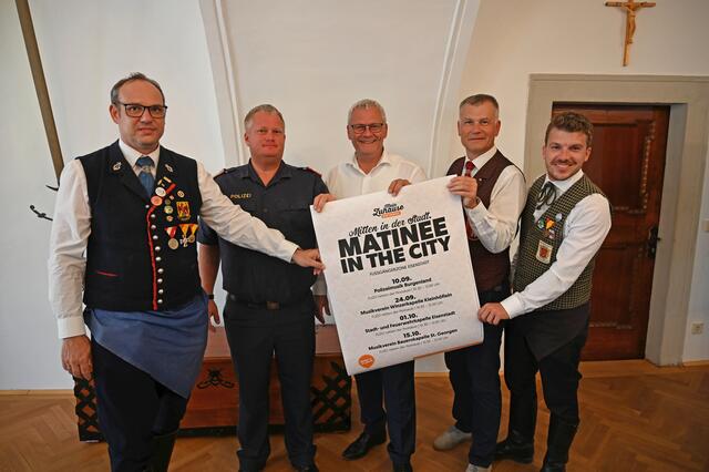 Reinhard Bauer (Bauernkapelle St. Georgen), Johannes Biegler (Polizeimusik), Bgm. Thomas Steiner, Christian Kusmitsch (Stadt- und Feuerwehrkapelle Eisenstadt) und Lukas Plöckinger (Winzerkapelle Kleinhöflein).
 | Foto: Eisenstadt