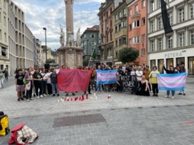 Die Trauerveranstaltung im Andenken an Malte C. (Auf Bitte einzelner Teilnehmer in Folge des Konflikts, wurde das Foto so hochgeladen, dass einzelne Personen nicht erkennbar sind.) | Foto: Michael Steger
