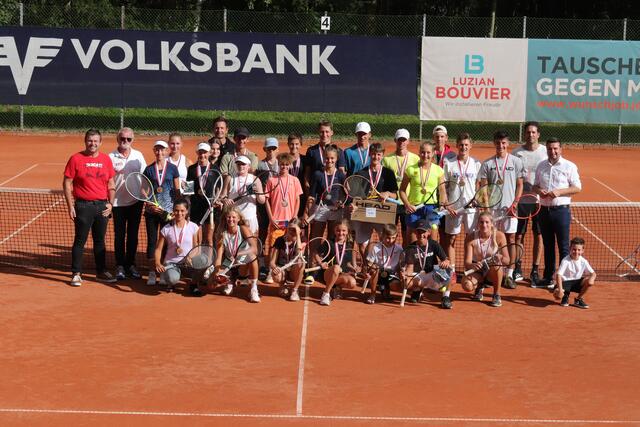 Gesamt-Siegerbild: 70 Tennisnachwuchstalente schlugen bei den Tiroler Jugendmeisterschaften in Zams auf. | Foto: Michael Marth/SV Zams Tennis