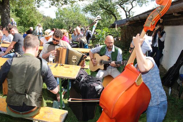 Die Gruppe "ausgfuxt" aus der Steiermark begeisterte mit ihren Flotten Rhythmen und Jodlern. Vinzenz (im Bild mit Harmonika) und Linde Härtel waren am Samstag auch schon beim Jodelkurs im Einsatz. | Foto: Robert Cupak