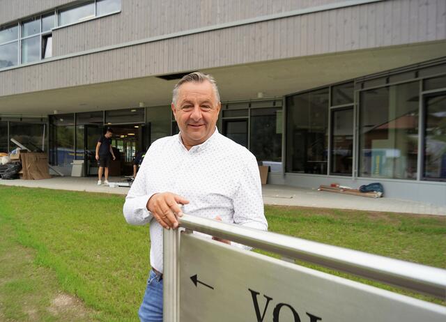 Bürgermeister Friedrich Strubreiter vor der neuen Volksschule.