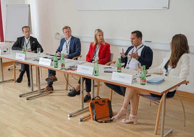 (v.li.): Robert Nagele, Vorstand von Billa Österreich, Michael Salomo, Oberbürgermeister der deutschen Stadt Heidenheim, Maria Jelenko, Chefredakteurin RegionalMedien Austria, Jubin Honofar, Co-Founder und CEO von whatchado, Kosima Kovar, die sich als Co-Founder &amp; CEO von ADA Power Woman | Foto: Österr. Gemeindebund