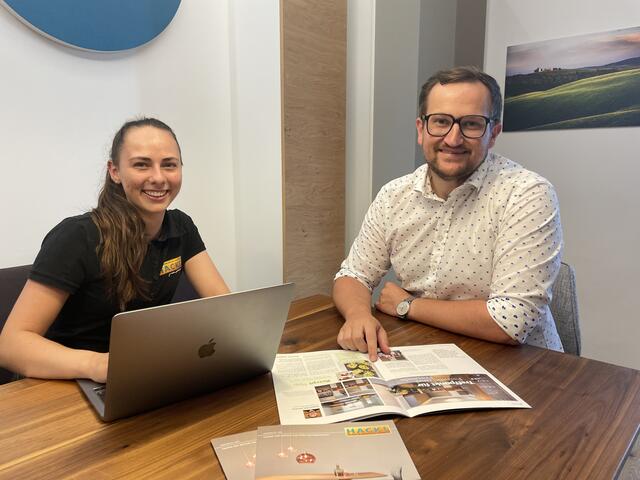 Beim Interview: LehrlingsRedakteurin Bettina Pfleger mit Franz Hackl Junior, Chef von der Tischlerei Hackl in Steyr.  | Foto: kai