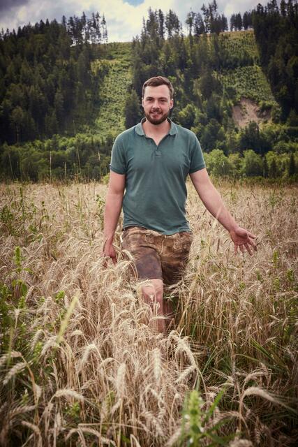Biobauer Georg Wutzl baut im Ötscherland wieder Weizen an. | Foto: Hans Ringhofer/Naturpark Ötscher-Tormäuer