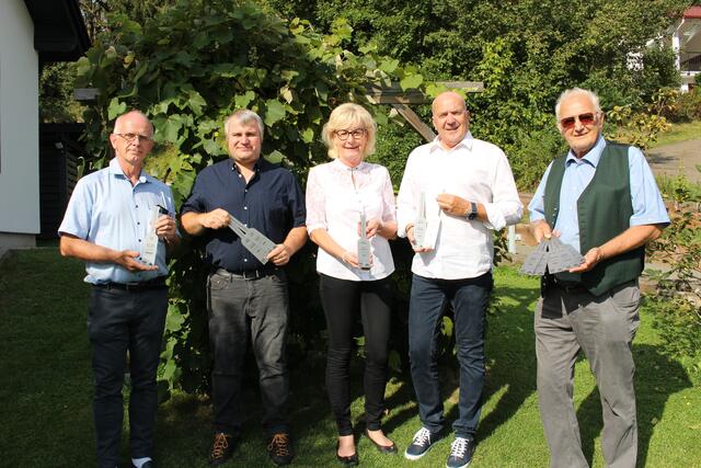 Reinhard Moser, Stefan Brandtner, Sabine und Kurt Reichl und Kurt Dietmar Kranz (v.l.) mit ihren Medaillen von der Schnapsbrennerolympiade. | Foto: Helga Dietmaier
