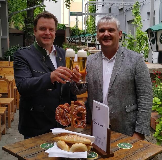Robert Grossauer (Gösser Bräu Graz) und 
Dr. Rupert Baumgartner (Lions Leoben-Göss Präsident 22/23) | Foto: (Gösser Bräu Graz)
