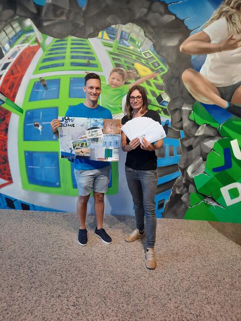 Die Übergabe der Gutscheine durch Standortleiter David Purrer an Volkshilfe-Mitarbeiterin Nadine Bliem. | Foto: Jump Dome