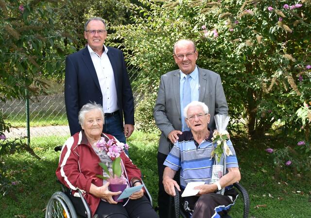 Vizebürgermeister Johann Ruppnig und Bügermeister Karl Dobnigg (hinten v.l.) gratulierten Stefanie und Josef Trenner zu ihrem Hochzeitsjubiläum. | Foto: Marktgemeinde Kammern