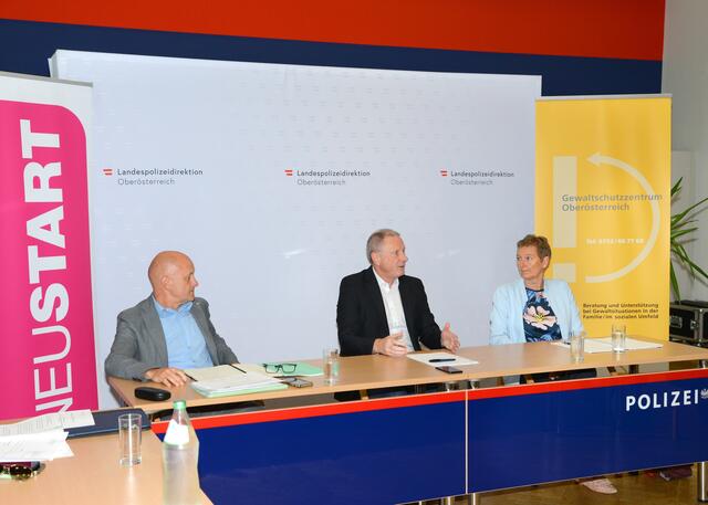 V.l.n.r.: Josef Landerl (Verein Neustart), Rudolf Keplinger (LPD OÖ Rechtsbüro), Eva Schuh (Gewaltschutzzentrum OÖ). | Foto: Lisa Brandl/LPD OÖ