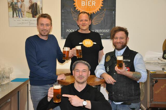 Zu erstehen gibt es dieses Bier zunächst auf ihrem aktuellen Crowdfundingprojekt, um die Vinylpressung der neuen Platte zu finanzieren.  | Foto: Johannes Jagersbacher